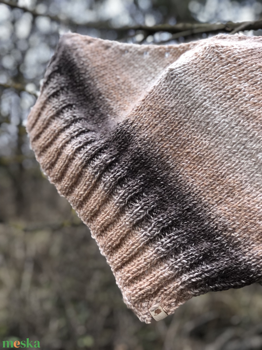 n e u t r a l . Kézzel kötött asszimetrikus baktus  2 rétegű, puha, meleg fülvédővel - ruha & divat - sál, sapka, kendő - fejpánt - Meska.hu