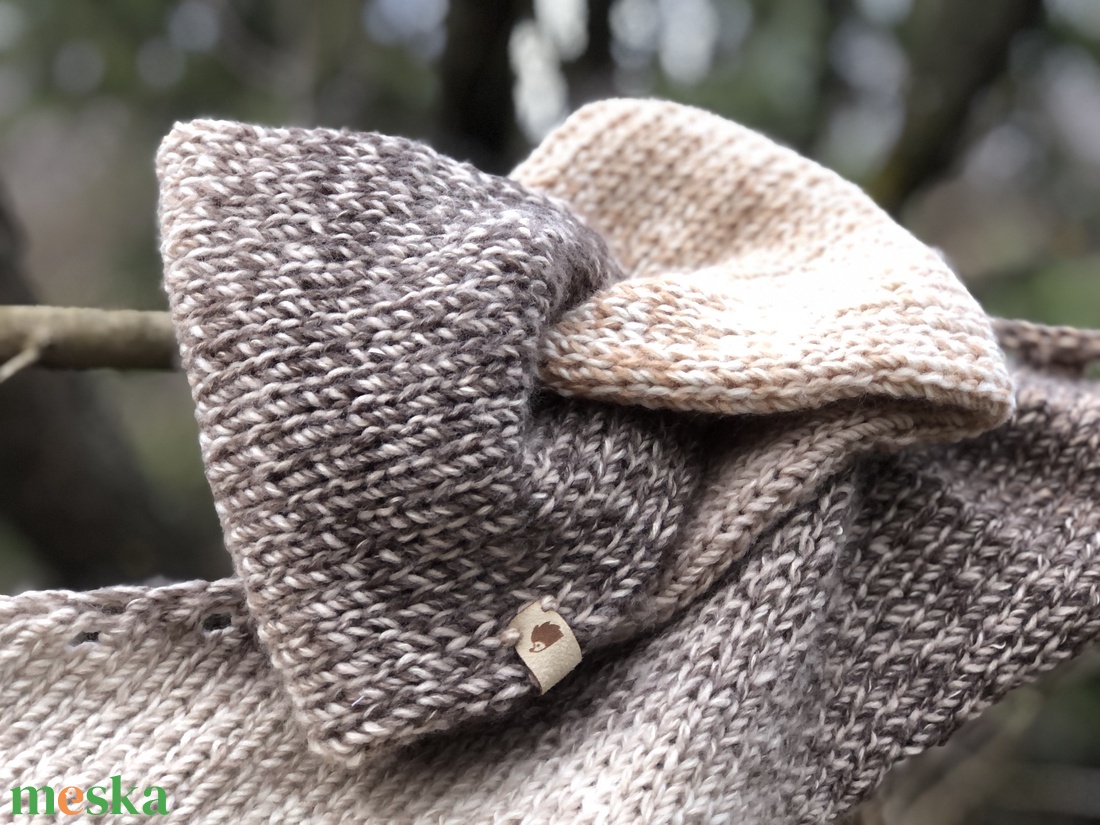 n e u t r a l . Kézzel kötött asszimetrikus baktus  2 rétegű, puha, meleg fülvédővel - ruha & divat - sál, sapka, kendő - fejpánt - Meska.hu