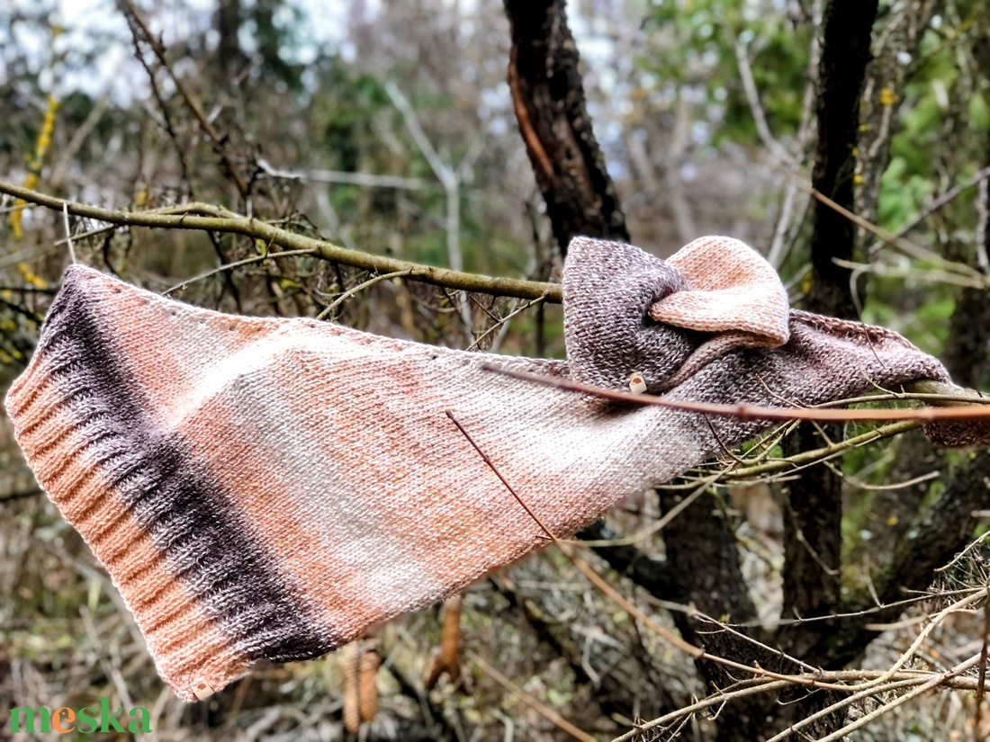 n e u t r a l . Kézzel kötött asszimetrikus baktus  2 rétegű, puha, meleg fülvédővel - ruha & divat - sál, sapka, kendő - fejpánt - Meska.hu