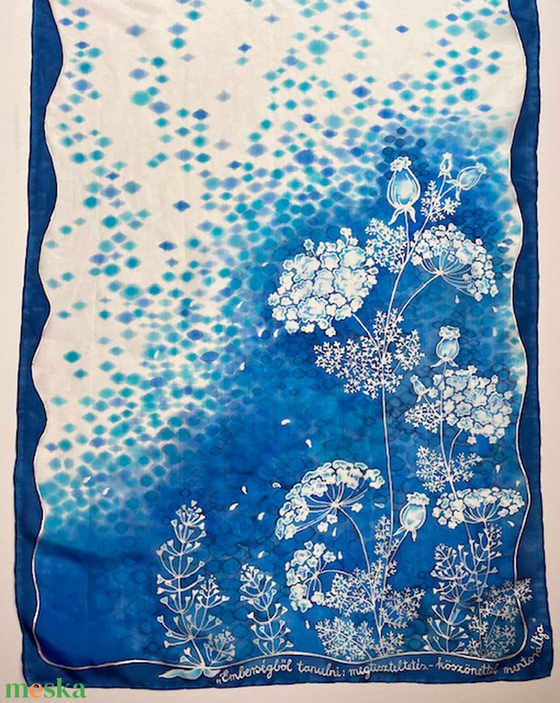 Fehér virágos kék selyemsál - ruha & divat - sál, sapka, kendő - sál - Meska.hu