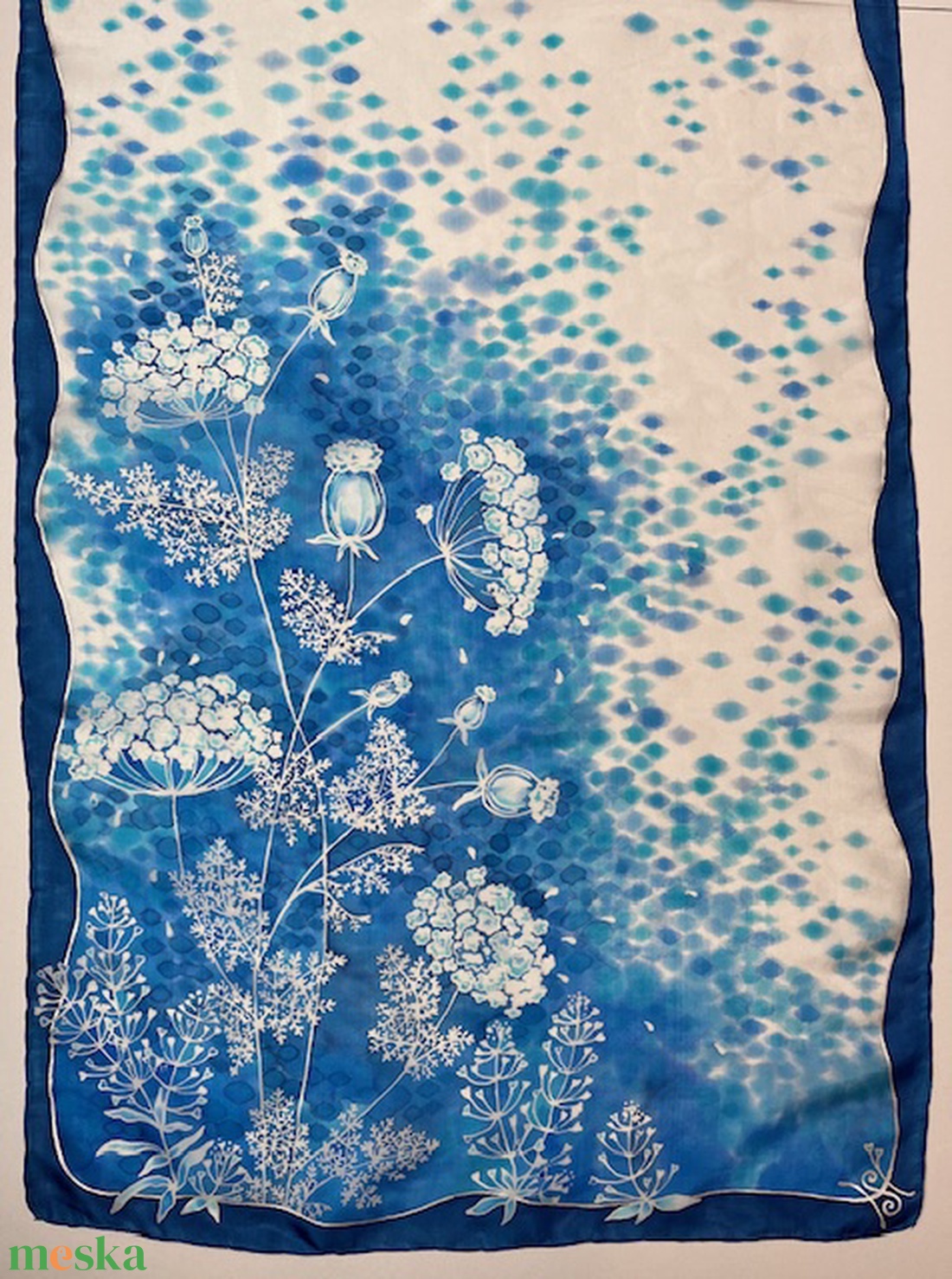 Fehér virágos kék selyemsál - ruha & divat - sál, sapka, kendő - sál - Meska.hu