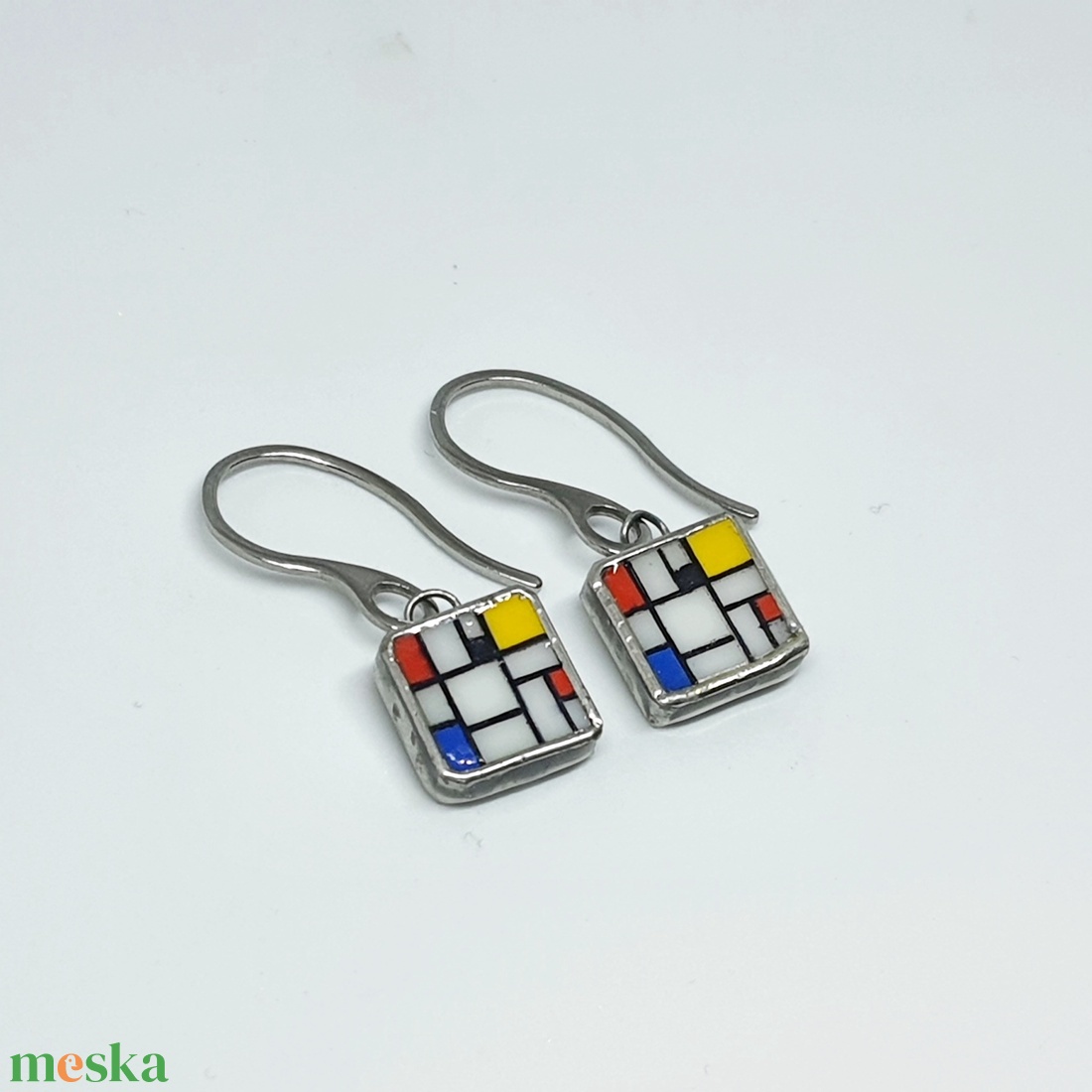 Mondrian - kézzel festett kompozíció -  kis lógós fülbevaló - ékszer - fülbevaló - lógó fülbevaló - Meska.hu