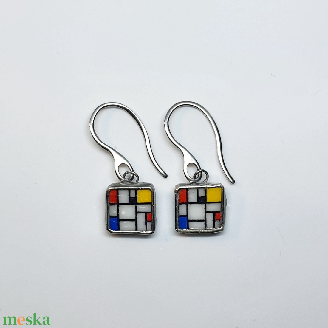 Mondrian - kézzel festett kompozíció -  kis lógós fülbevaló - ékszer - fülbevaló - lógó fülbevaló - Meska.hu