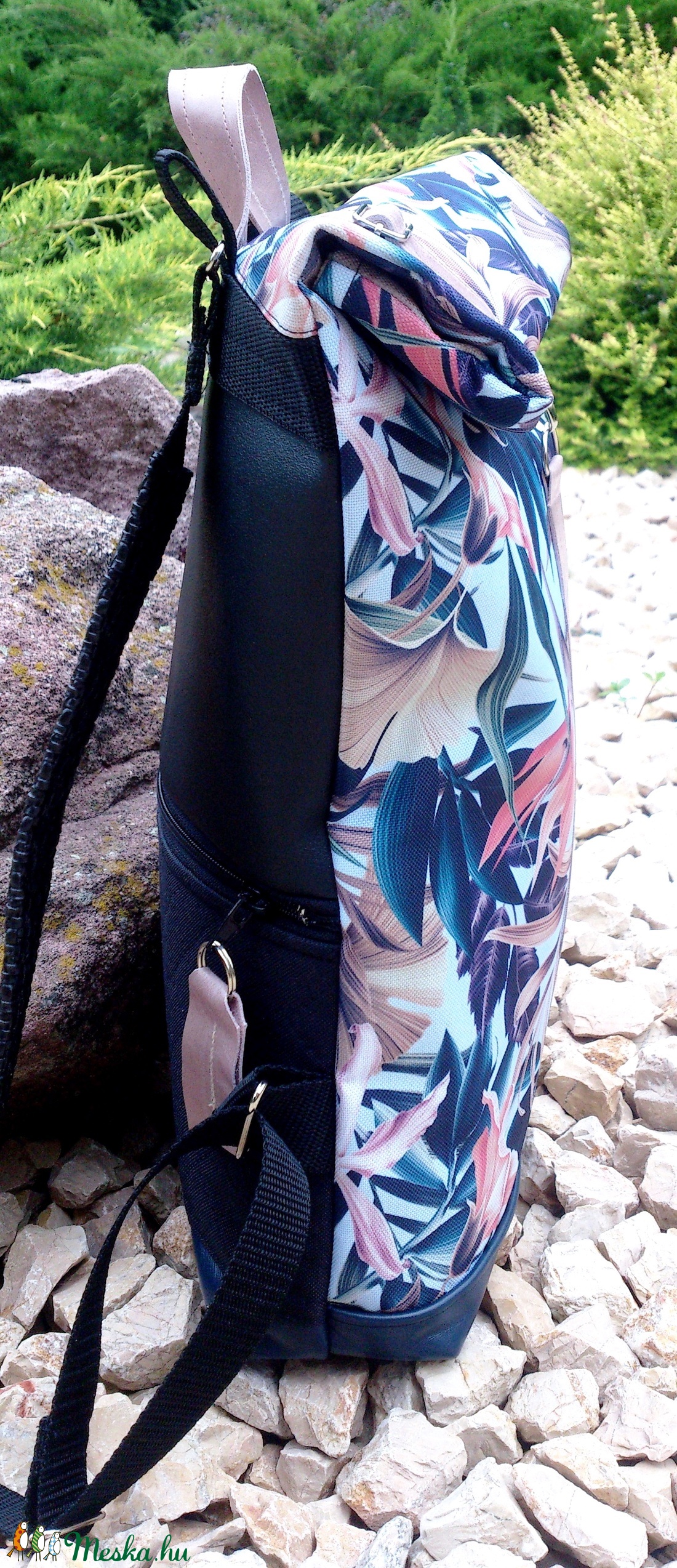Kék-rose mintás hátitáska, vízálló - valódi bőrrel - laptoptáska - nagyobb méretben - táska & tok - hátizsák - roll top hátizsák - Meska.hu