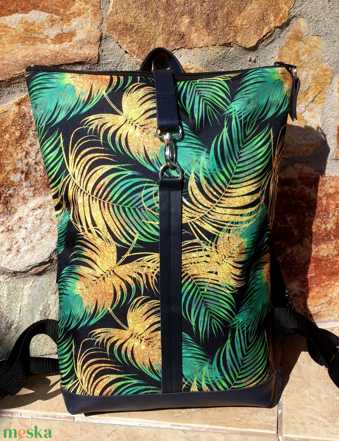 Zöld- aranybarna-fekete mintás vízálló hátitáska- kék valódi bőrrel - nagyobb méretben - táska & tok - hátizsák - roll top hátizsák - Meska.hu