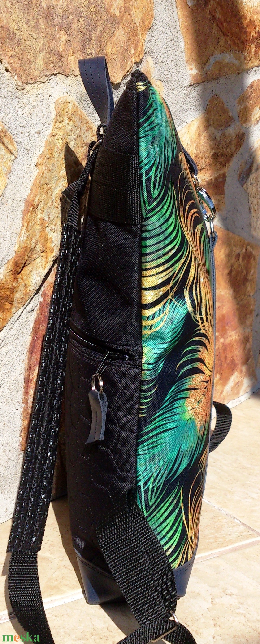 Zöld- aranybarna-fekete mintás vízálló hátitáska- kék valódi bőrrel - nagyobb méretben - táska & tok - hátizsák - roll top hátizsák - Meska.hu