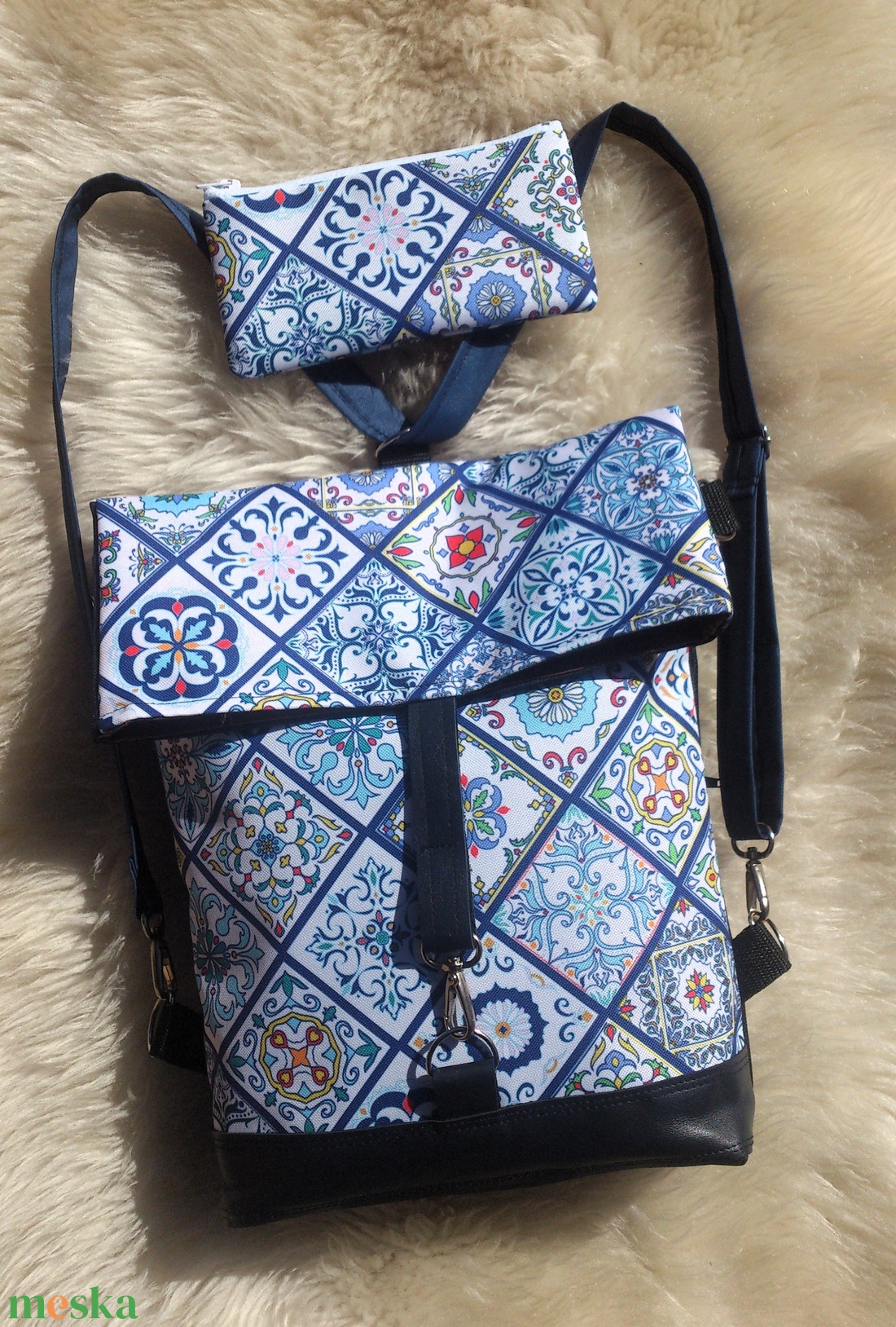 Kék mintás vízálló átalakítható válltáska/hátizsák - valódi bőrrel + neszivel - táska & tok - variálható táska - Meska.hu