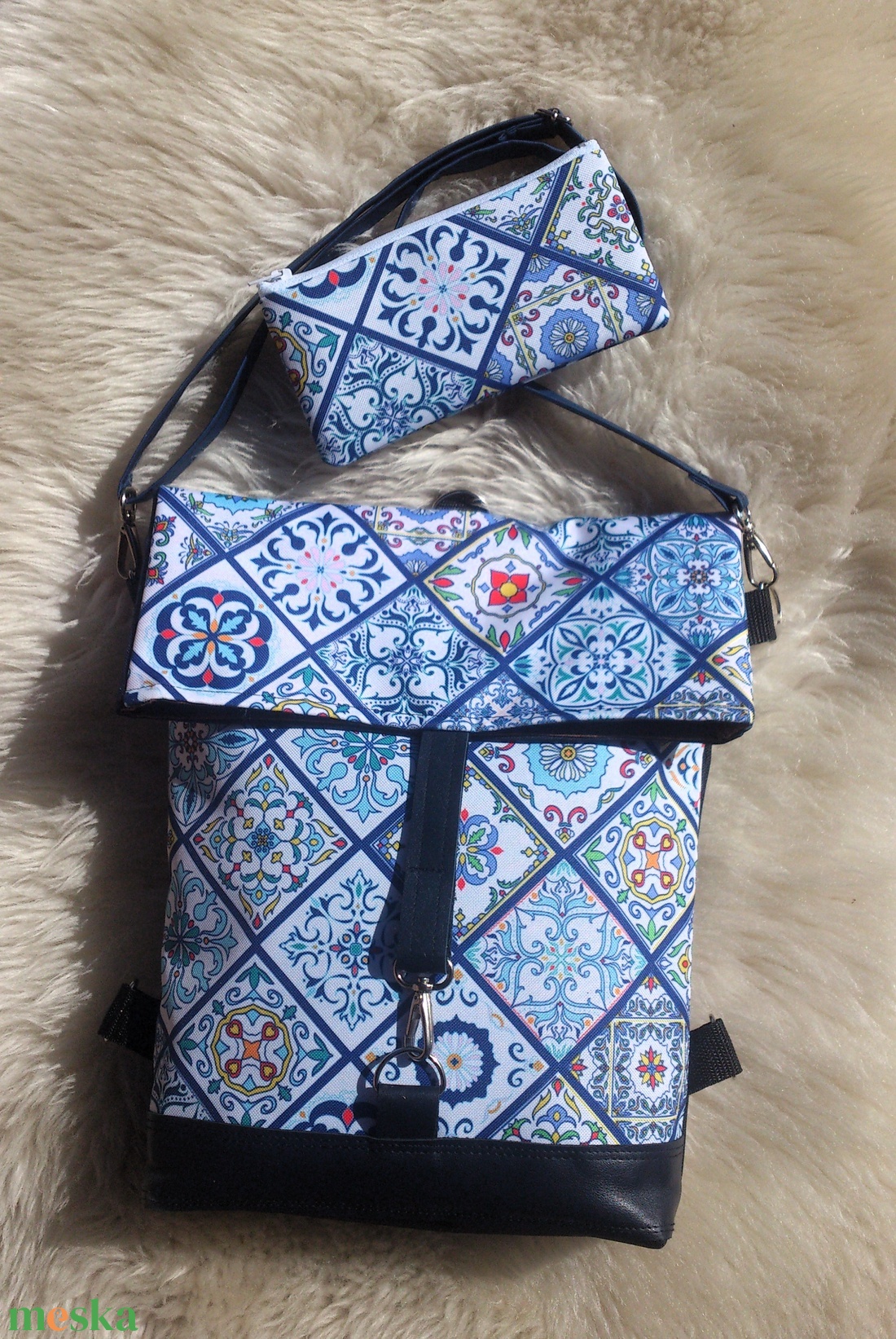 Kék mintás vízálló átalakítható válltáska/hátizsák - valódi bőrrel + neszivel - táska & tok - variálható táska - Meska.hu