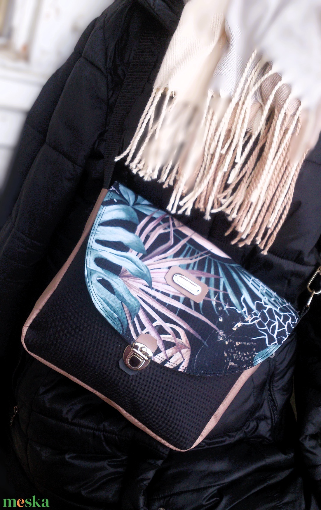 Cross body - pálmás bézs -fekete/ oldaltáska, testtáska - bőr kiegészítőkkel - ajándék - Heva táska - karácsony - táska & tok - kézitáska & válltáska - vállon átvethető táska - Meska.hu