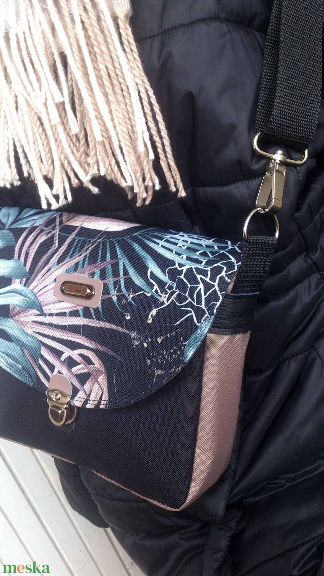 Cross body - pálmás bézs -fekete/ oldaltáska, testtáska - bőr kiegészítőkkel - ajándék - Heva táska - karácsony - táska & tok - kézitáska & válltáska - vállon átvethető táska - Meska.hu