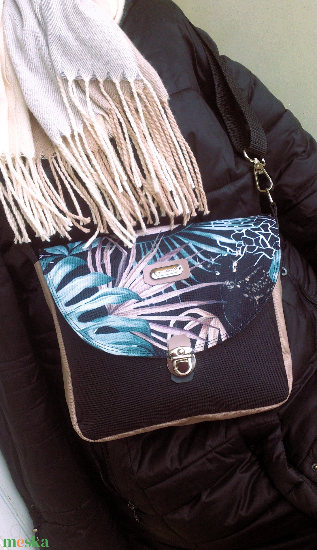 Cross body - pálmás bézs -fekete/ oldaltáska, testtáska - bőr kiegészítőkkel - ajándék - Heva táska - karácsony - táska & tok - kézitáska & válltáska - vállon átvethető táska - Meska.hu