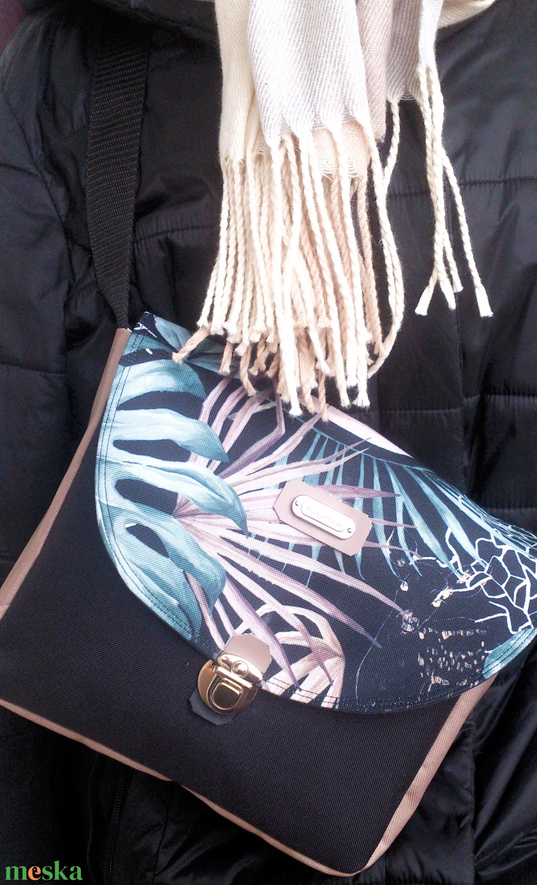 Cross body - pálmás bézs -fekete/ oldaltáska, testtáska - bőr kiegészítőkkel - ajándék - Heva táska - karácsony - táska & tok - kézitáska & válltáska - vállon átvethető táska - Meska.hu