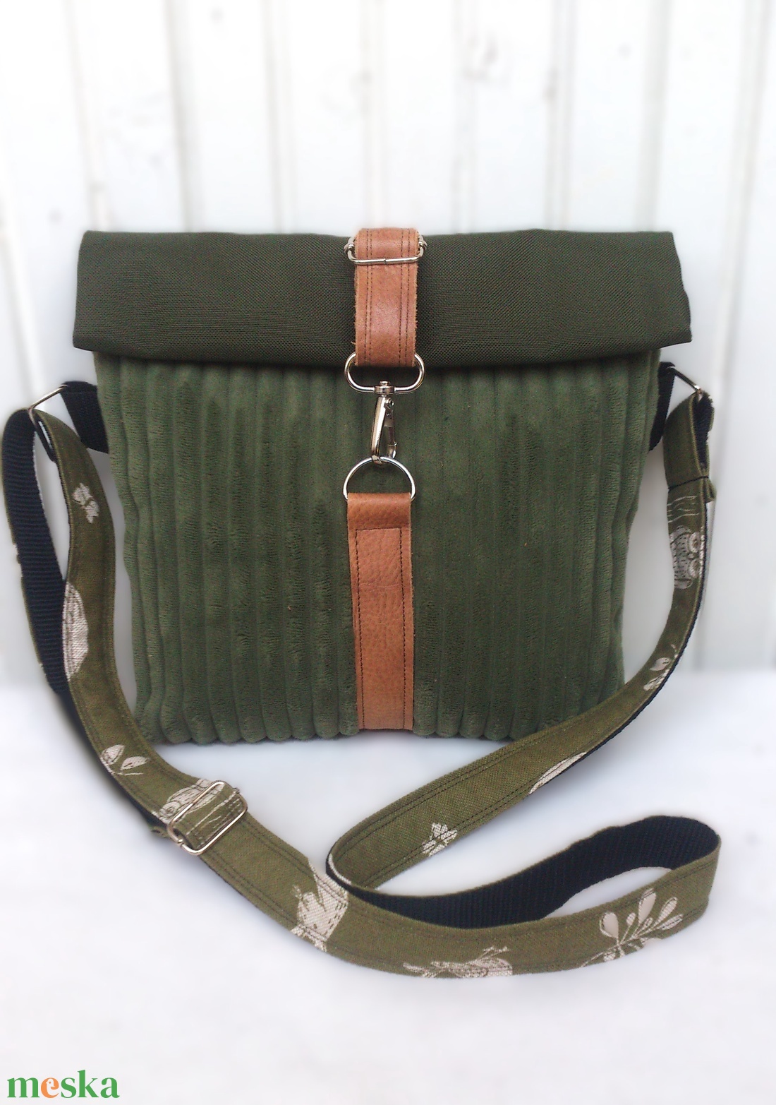 Cross body - olíva-barna-zöld/ oldaltáska, testtáska - bőr kiegészítőkkel - ajándék - rolltop - táska & tok - kézitáska & válltáska - vállon átvethető táska - Meska.hu