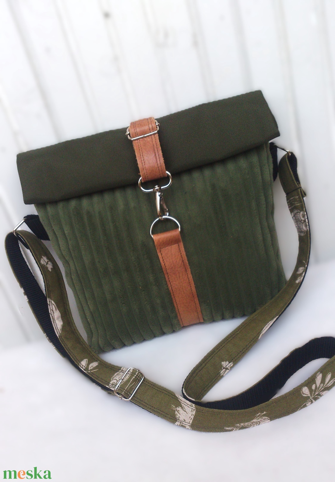 Cross body - olíva-barna-zöld/ oldaltáska, testtáska - bőr kiegészítőkkel - ajándék - rolltop - táska & tok - kézitáska & válltáska - vállon átvethető táska - Meska.hu