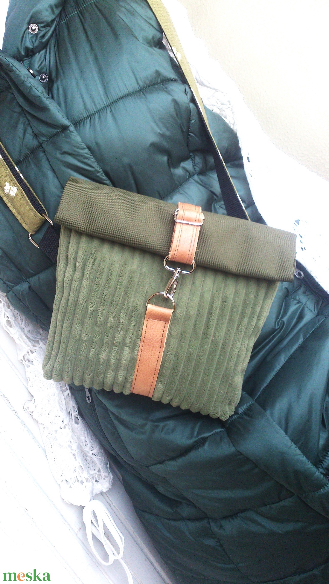 Cross body - olíva-barna-zöld/ oldaltáska, testtáska - bőr kiegészítőkkel - ajándék - rolltop - táska & tok - kézitáska & válltáska - vállon átvethető táska - Meska.hu