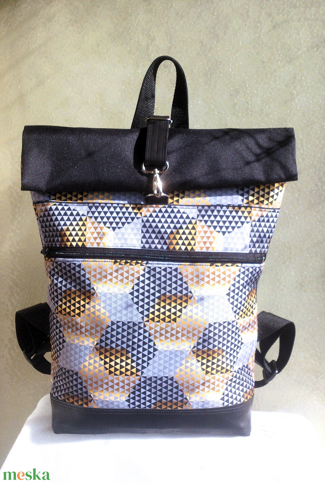 Fekete-bézs  vízálló hátizsák - rolltop- valódi bőrrel - első zsebbel- ajándék - táska & tok - hátizsák - roll top hátizsák - Meska.hu