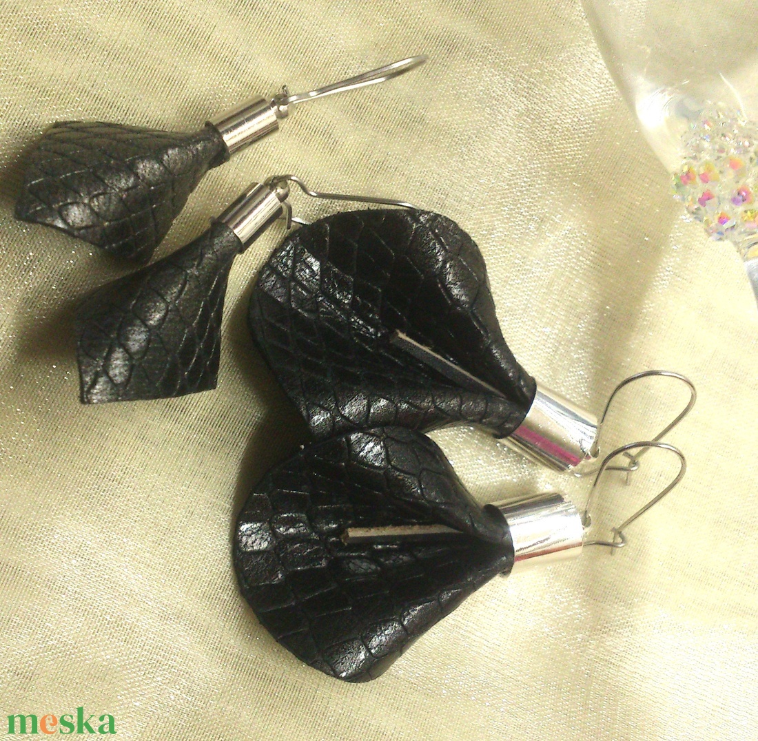 Fekete mintás bőr fülbevaló szett 2 db - ajándék - Anyák napja- születésnap - ékszer - fülbevaló - lógó csepp fülbevaló - Meska.hu