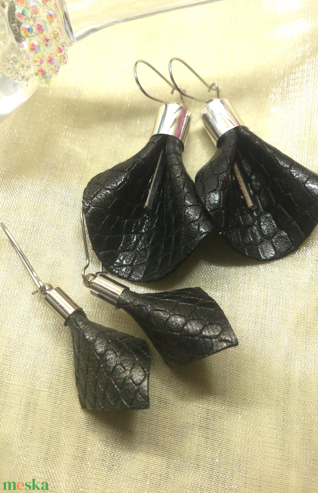 Fekete mintás bőr fülbevaló szett 2 db - ajándék - Anyák napja- születésnap - ékszer - fülbevaló - lógó csepp fülbevaló - Meska.hu