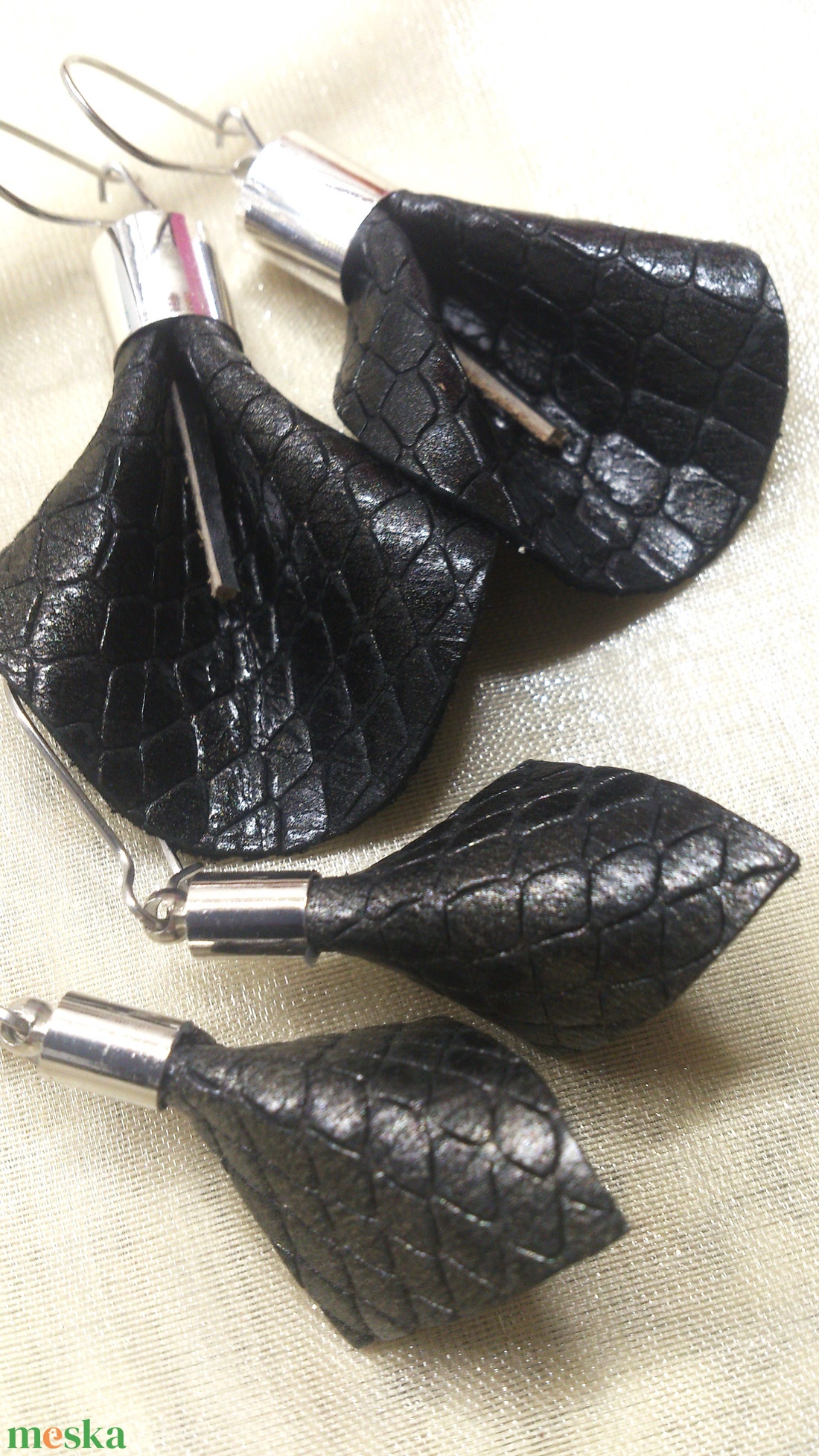 Fekete mintás bőr fülbevaló szett 2 db - ajándék - Anyák napja- születésnap - ékszer - fülbevaló - lógó csepp fülbevaló - Meska.hu