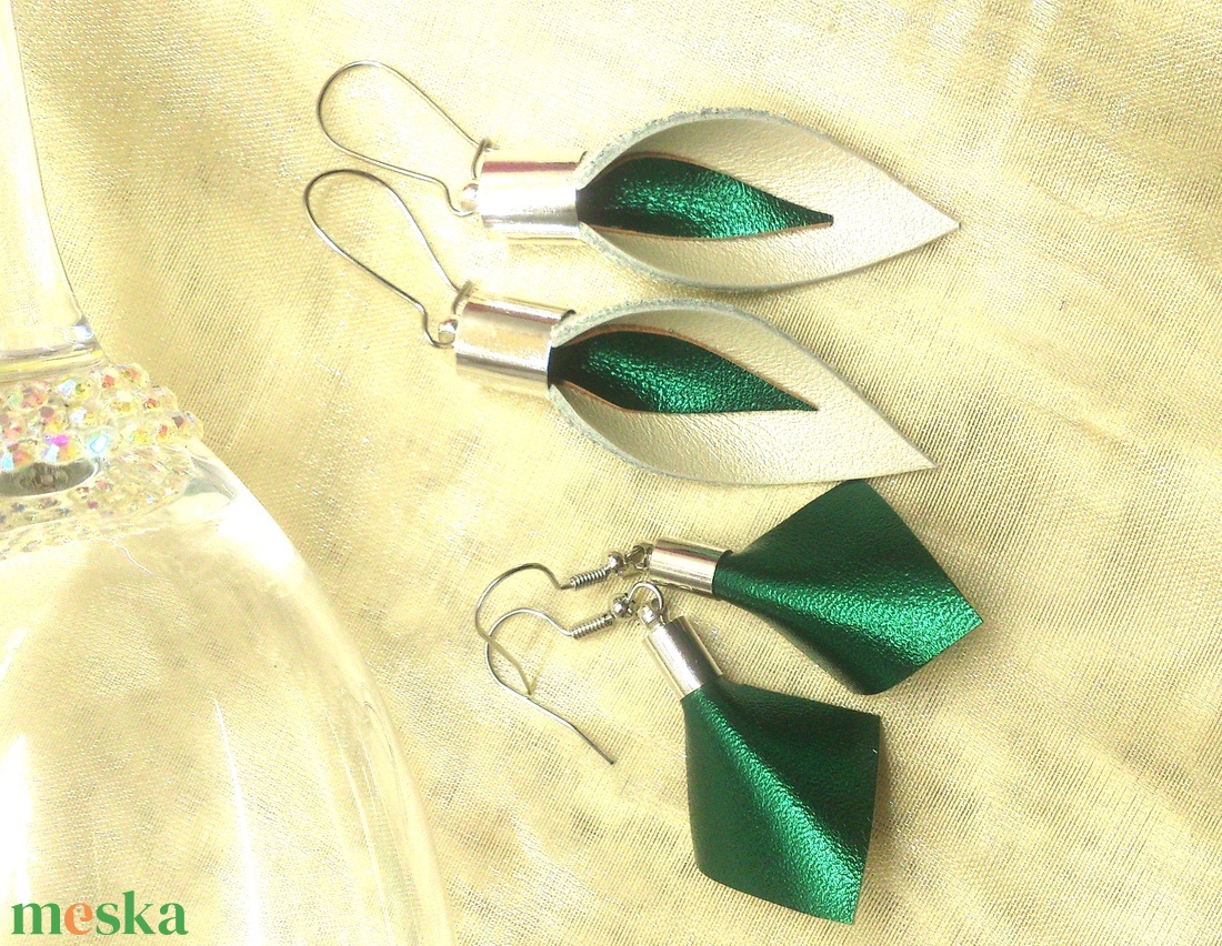 Türkiz-zöld - gyöngyház fehér bőr fülbevaló szett 2 db - ajándék - Anyák napja- születésnap - ékszer - fülbevaló - lógó csepp fülbevaló - Meska.hu