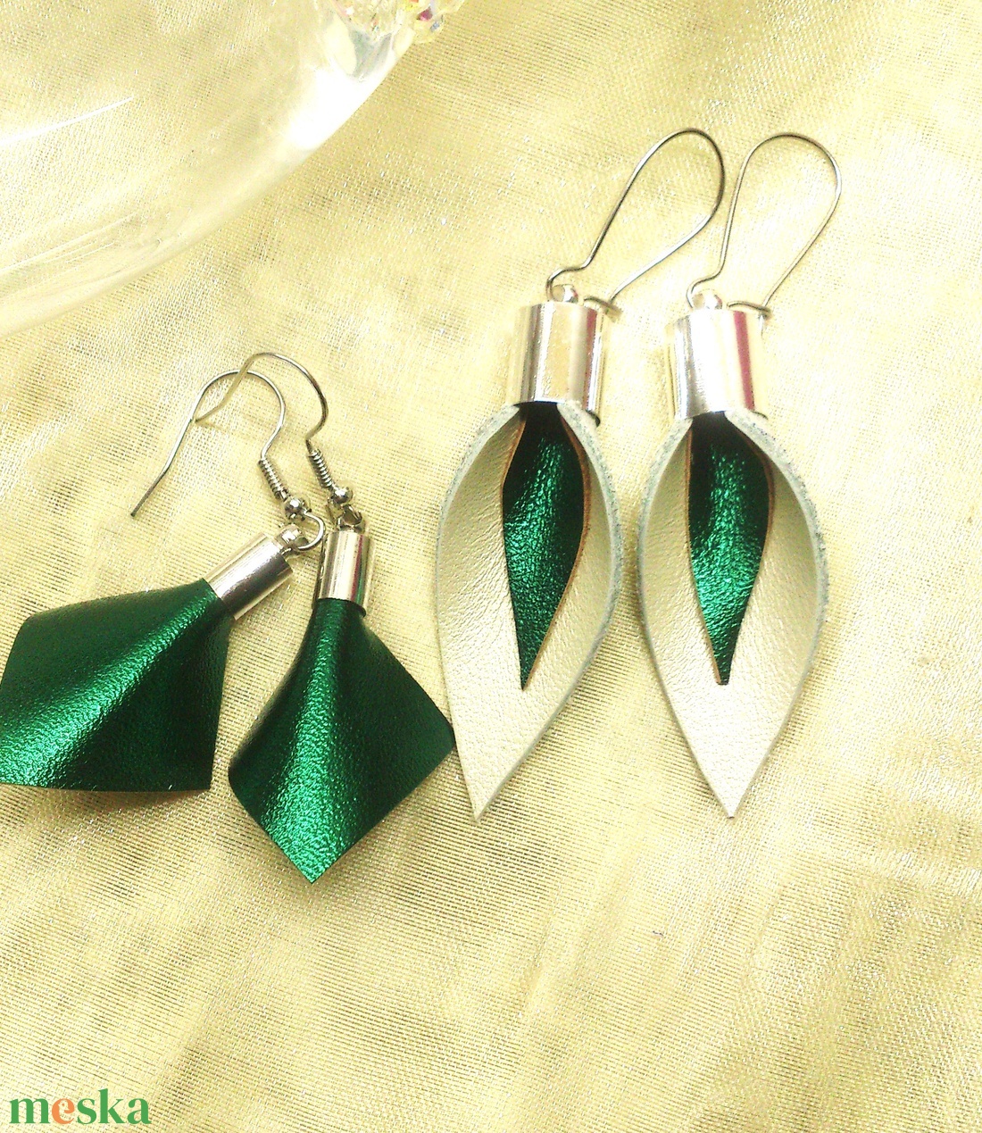 Türkiz-zöld - gyöngyház fehér bőr fülbevaló szett 2 db - ajándék - Anyák napja- születésnap - ékszer - fülbevaló - lógó csepp fülbevaló - Meska.hu