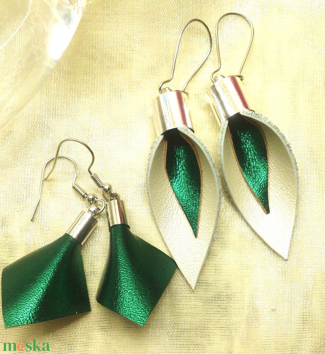 Türkiz-zöld - gyöngyház fehér bőr fülbevaló szett 2 db - ajándék - Anyák napja- születésnap - ékszer - fülbevaló - lógó csepp fülbevaló - Meska.hu