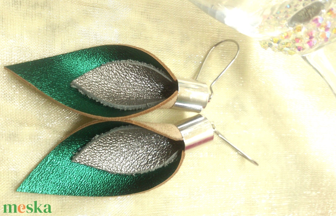 Türkiz-zöld - ezüst bőr fülbevaló  - ajándék - Anyák napja- születésnap - ékszer - fülbevaló - lógó csepp fülbevaló - Meska.hu