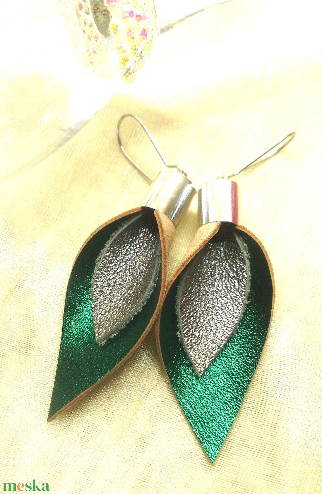 Türkiz-zöld - ezüst bőr fülbevaló  - ajándék - Anyák napja- születésnap - ékszer - fülbevaló - lógó csepp fülbevaló - Meska.hu