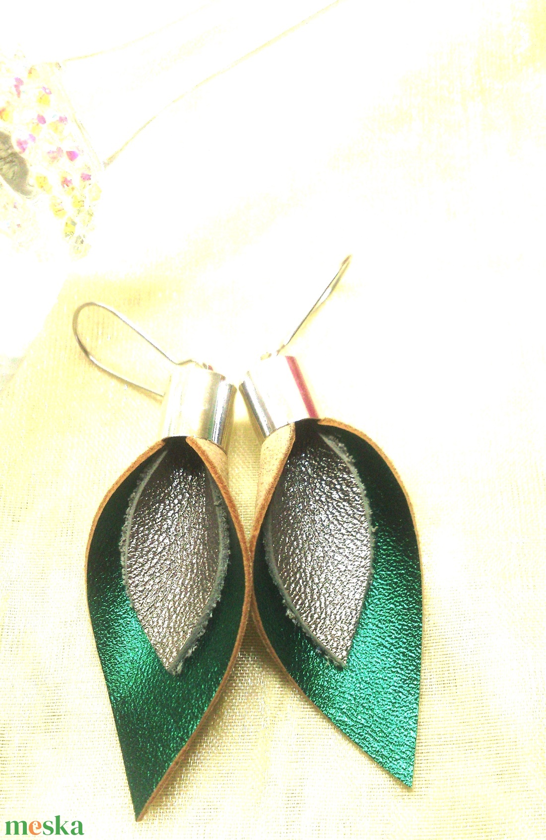 Türkiz-zöld - ezüst bőr fülbevaló  - ajándék - Anyák napja- születésnap - ékszer - fülbevaló - lógó csepp fülbevaló - Meska.hu