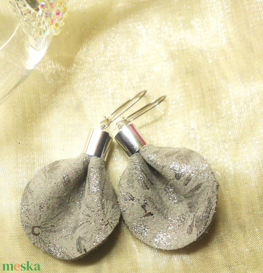 Gyöngyház ezüst - tört-fehér bőr fülbevaló  - ajándék - Anyák napja- születésnap - ékszer - fülbevaló - lógó csepp fülbevaló - Meska.hu