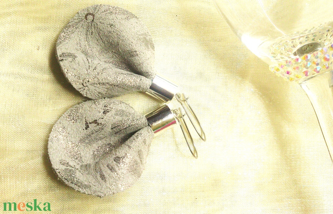 Gyöngyház ezüst - tört-fehér bőr fülbevaló  - ajándék - Anyák napja- születésnap - ékszer - fülbevaló - lógó csepp fülbevaló - Meska.hu