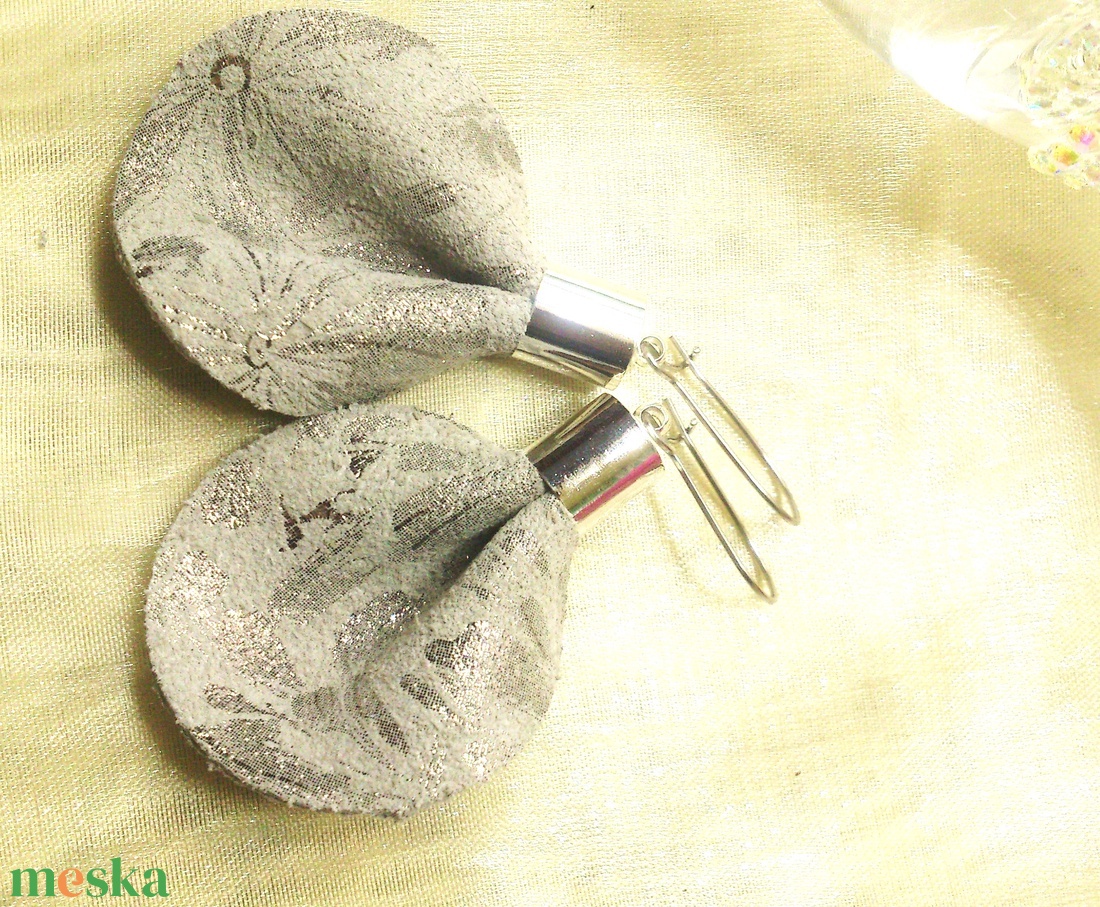 Gyöngyház ezüst - tört-fehér bőr fülbevaló  - ajándék - Anyák napja- születésnap - ékszer - fülbevaló - lógó csepp fülbevaló - Meska.hu