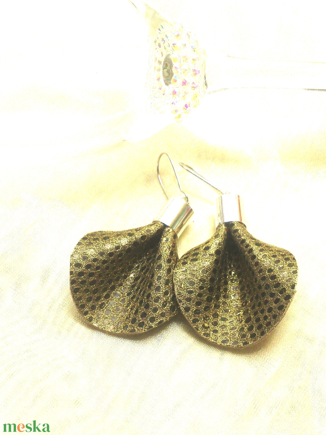 Aranyhálós- bronz fekete bőr fülbevaló  - ajándék - Anyák napja- születésnap - ékszer - fülbevaló - lógó csepp fülbevaló - Meska.hu
