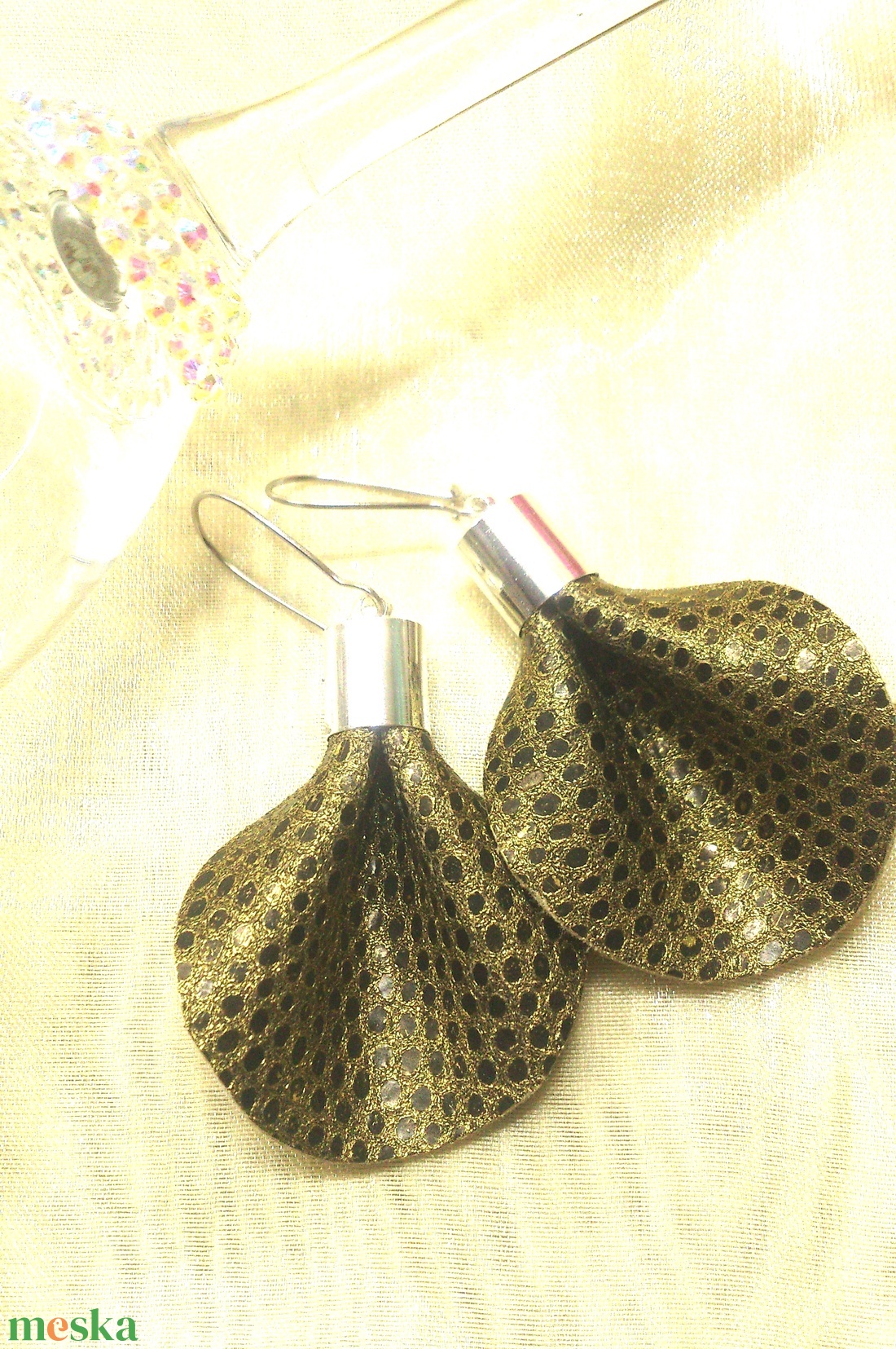 Aranyhálós- bronz fekete bőr fülbevaló  - ajándék - Anyák napja- születésnap - ékszer - fülbevaló - lógó csepp fülbevaló - Meska.hu