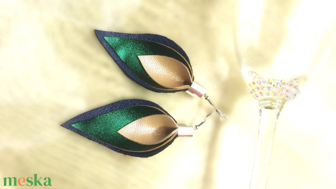 Türkiz-zöld - kék - pezsgő bőr fülbevaló  - ajándék - Anyák napja- születésnap - ékszer - fülbevaló - lógó csepp fülbevaló - Meska.hu