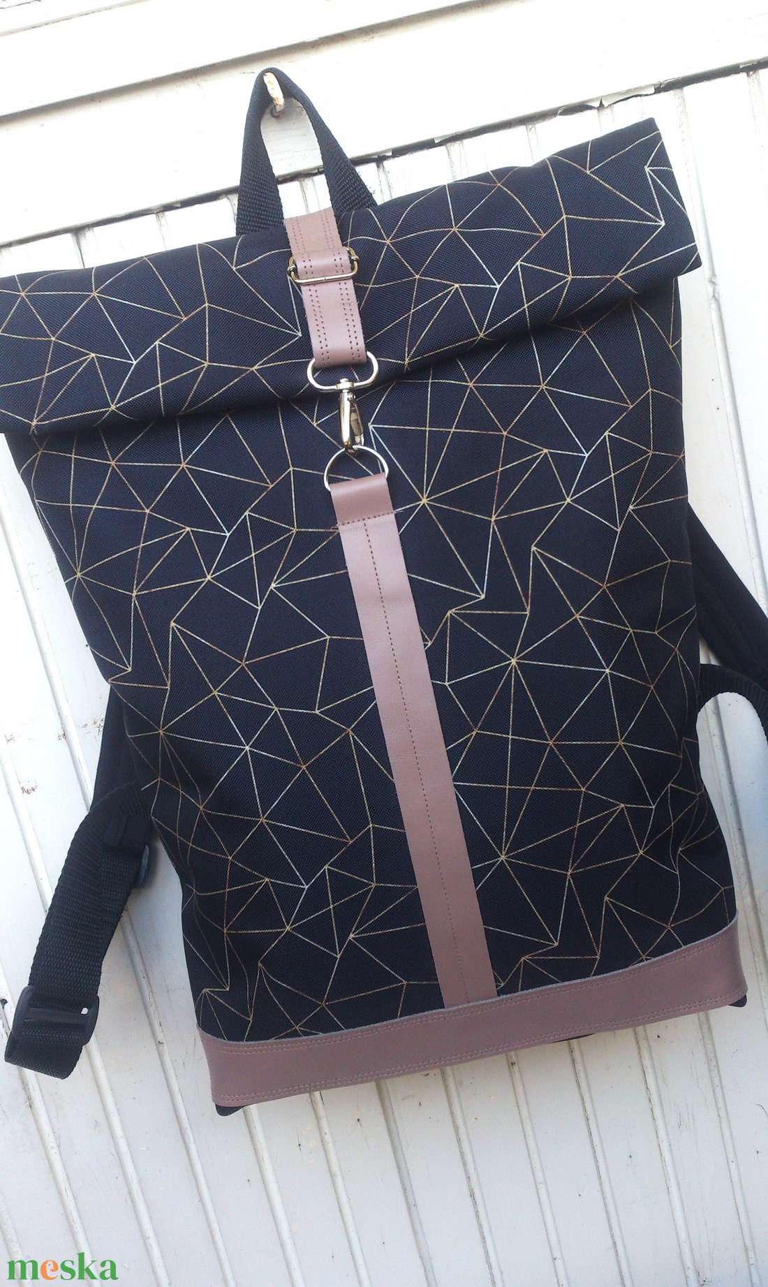 Fekete-barna mintás hátitáska, vízálló- valódi bőrrel - nagy méret - ajándék - unisex - táska & tok - hátizsák - roll top hátizsák - Meska.hu