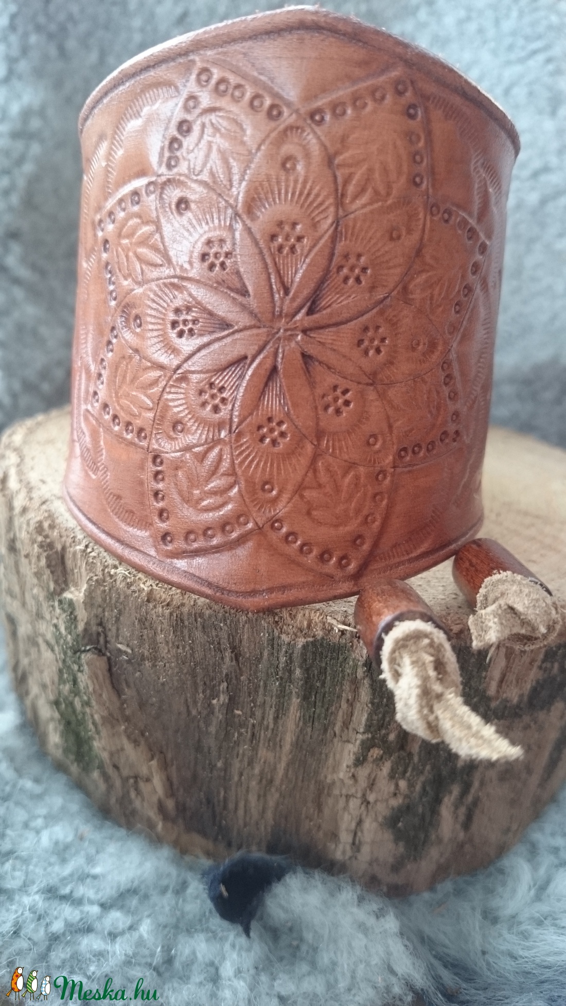 Mandalás cseresznyeszínű bőr karkötő - ékszer - karkötő - széles karkötő - Meska.hu