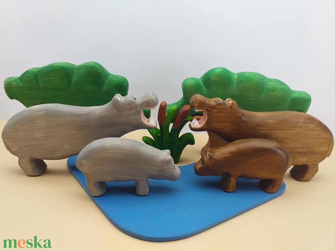Fából készült kis viziló baba figura  - játék & sport - plüssállat & játékfigura - más figura - Meska.hu
