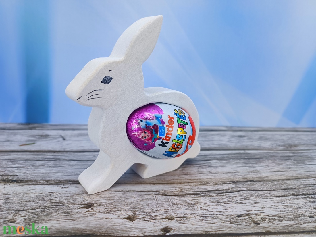 Kézzel festett nyuszis kindertojás tartó hársfából - ünnepi díszek, dekorációk - húsvéti díszek és dekorációk - húsvéti tojástartó - Meska.hu