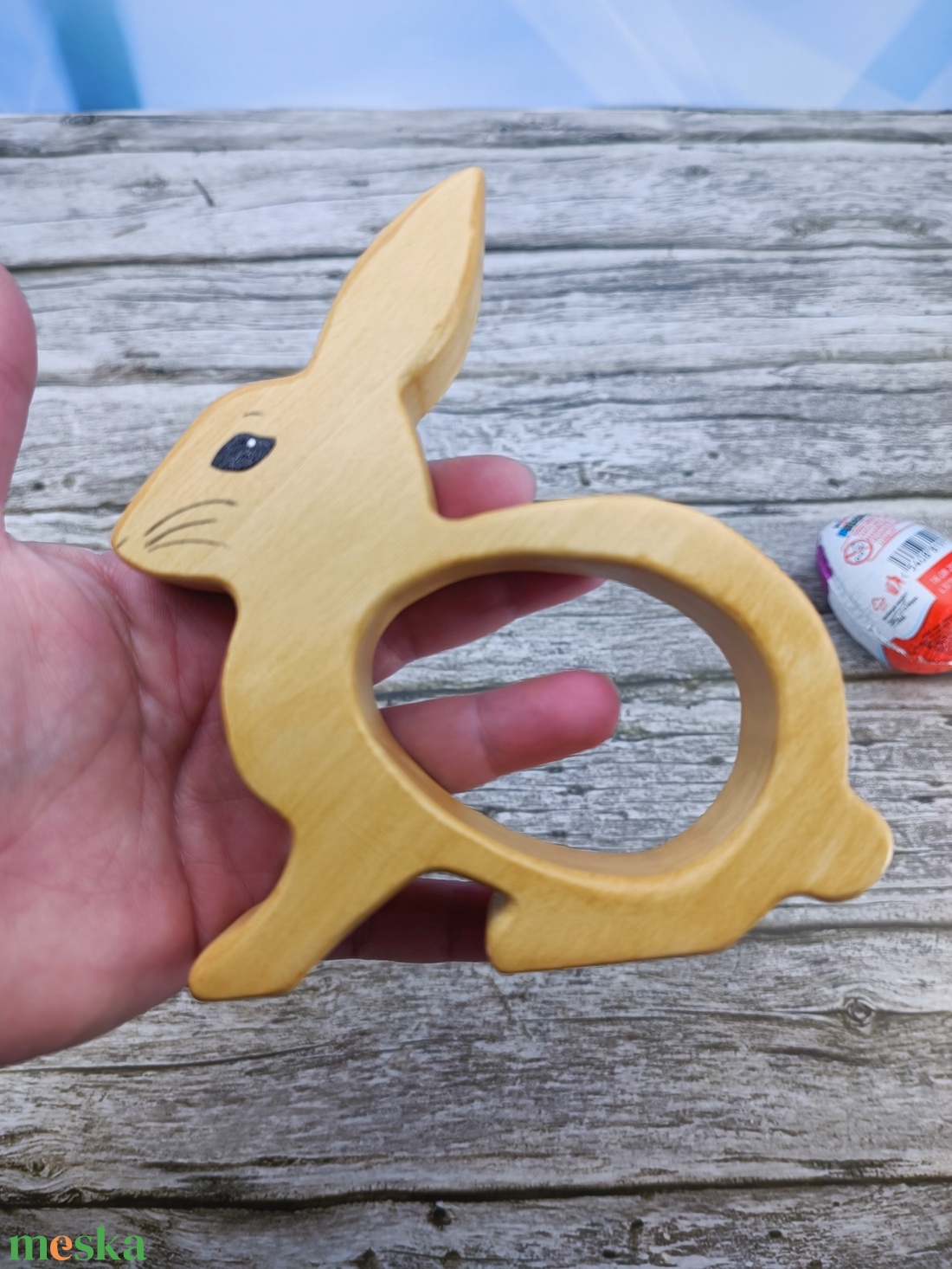 Kézzel festett nyuszis kindertojás tartó hársfából - ünnepi díszek, dekorációk - húsvéti díszek és dekorációk - húsvéti tojástartó - Meska.hu