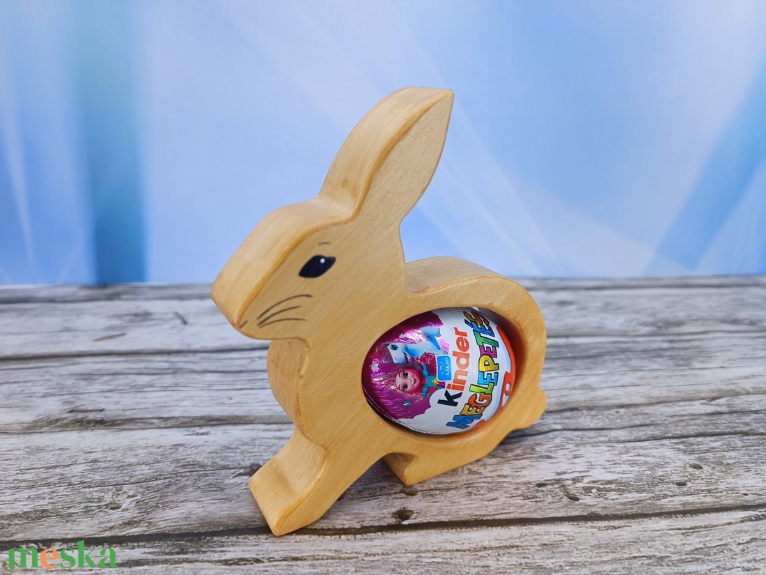 Kézzel festett nyuszis kindertojás tartó hársfából - ünnepi díszek, dekorációk - húsvéti díszek és dekorációk - húsvéti tojástartó - Meska.hu