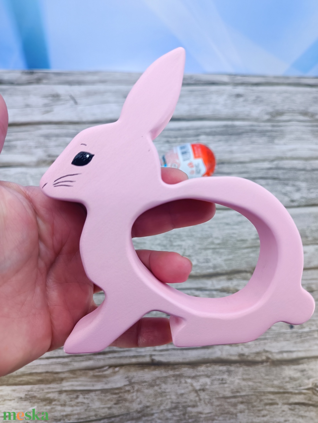 Kézzel festett nyuszis kindertojás tartó hársfából - ünnepi díszek, dekorációk - húsvéti díszek és dekorációk - húsvéti tojástartó - Meska.hu