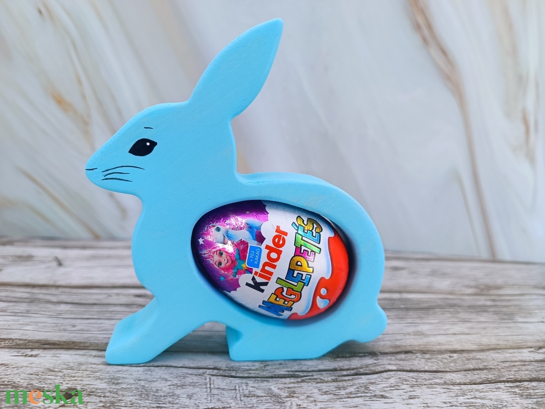 Kézzel festett nyuszis kindertojás tartó hársfából - ünnepi díszek, dekorációk - húsvéti díszek és dekorációk - húsvéti tojástartó - Meska.hu