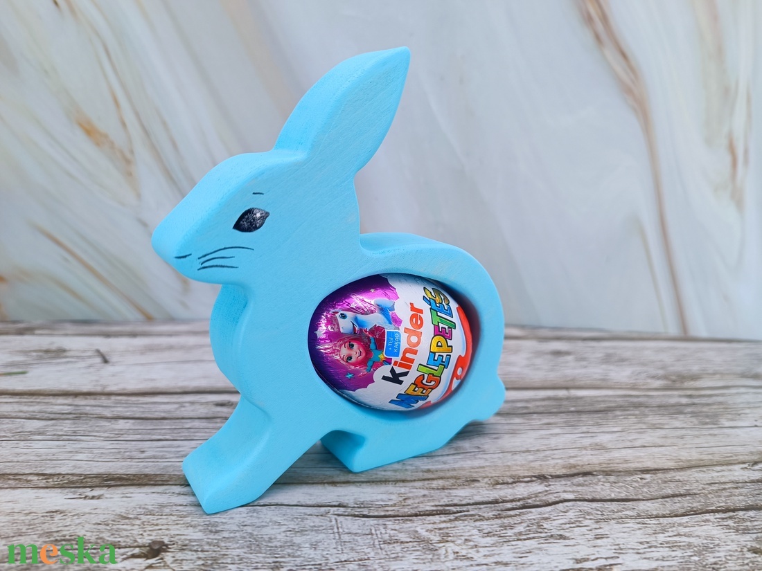 Kézzel festett nyuszis kindertojás tartó hársfából - ünnepi díszek, dekorációk - húsvéti díszek és dekorációk - húsvéti tojástartó - Meska.hu