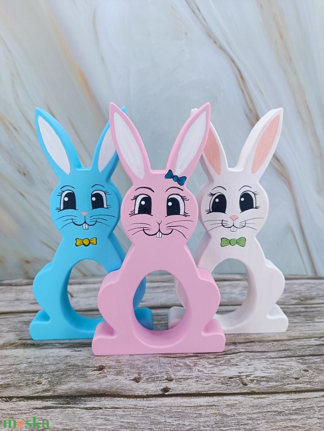 Kézzel festett nyuszis kindertojás tartó hársfából - ünnepi díszek, dekorációk - húsvéti díszek és dekorációk - húsvéti tojástartó - Meska.hu