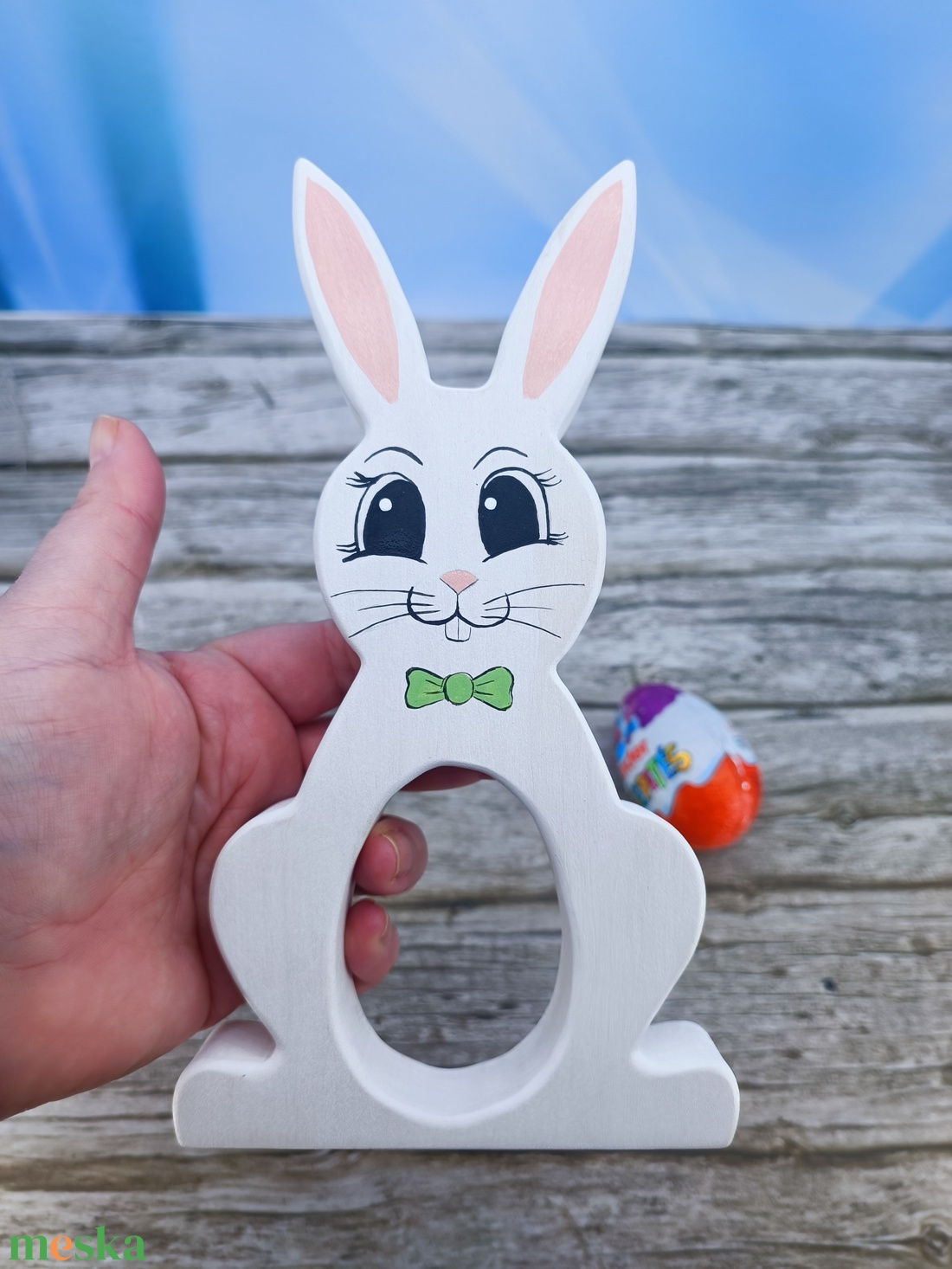 Kézzel festett nyuszis kindertojás tartó hársfából - ünnepi díszek, dekorációk - húsvéti díszek és dekorációk - húsvéti tojástartó - Meska.hu