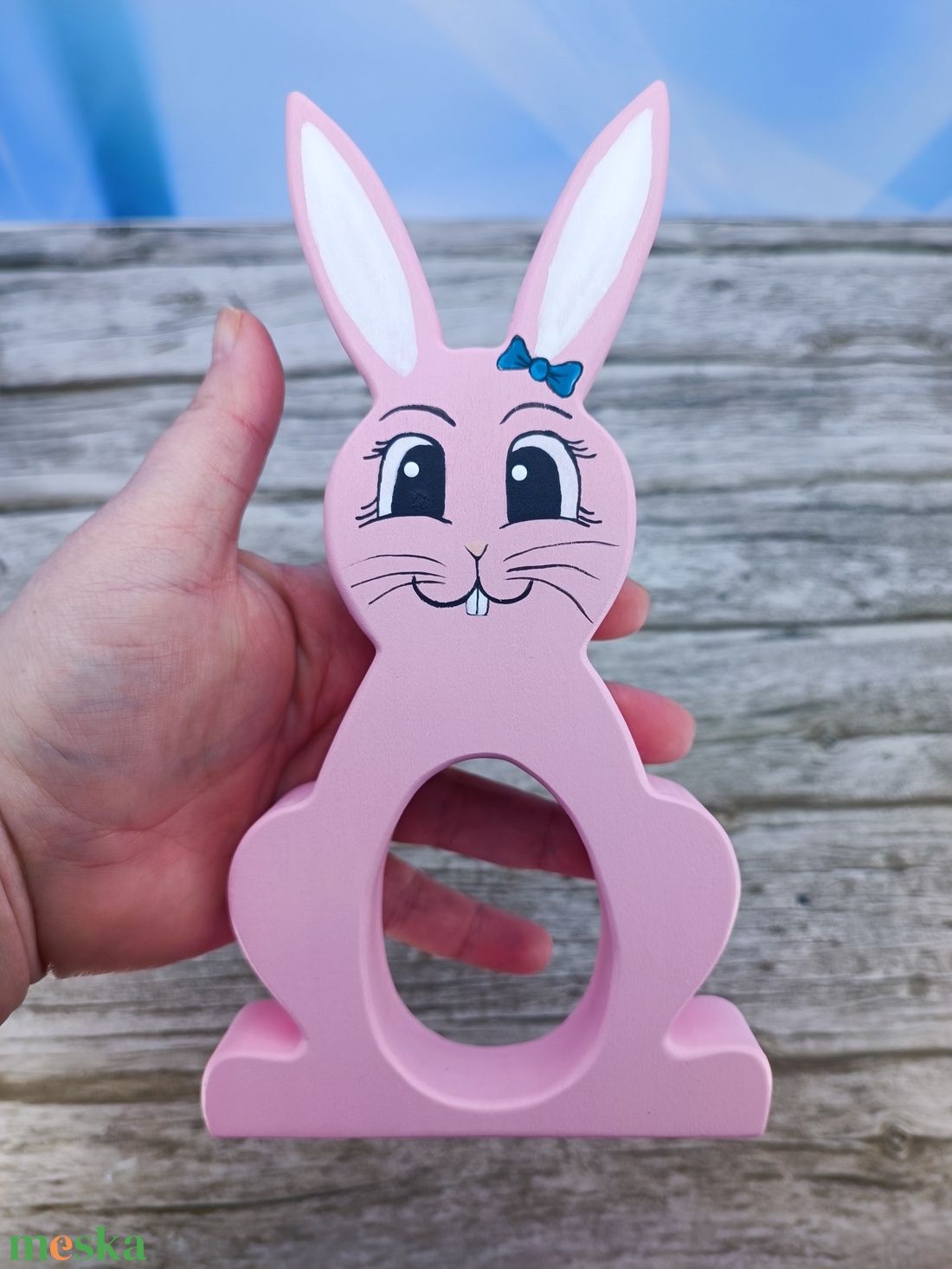 Kézzel festett nyuszis kindertojás tartó hársfából - ünnepi díszek, dekorációk - húsvéti díszek és dekorációk - húsvéti tojástartó - Meska.hu