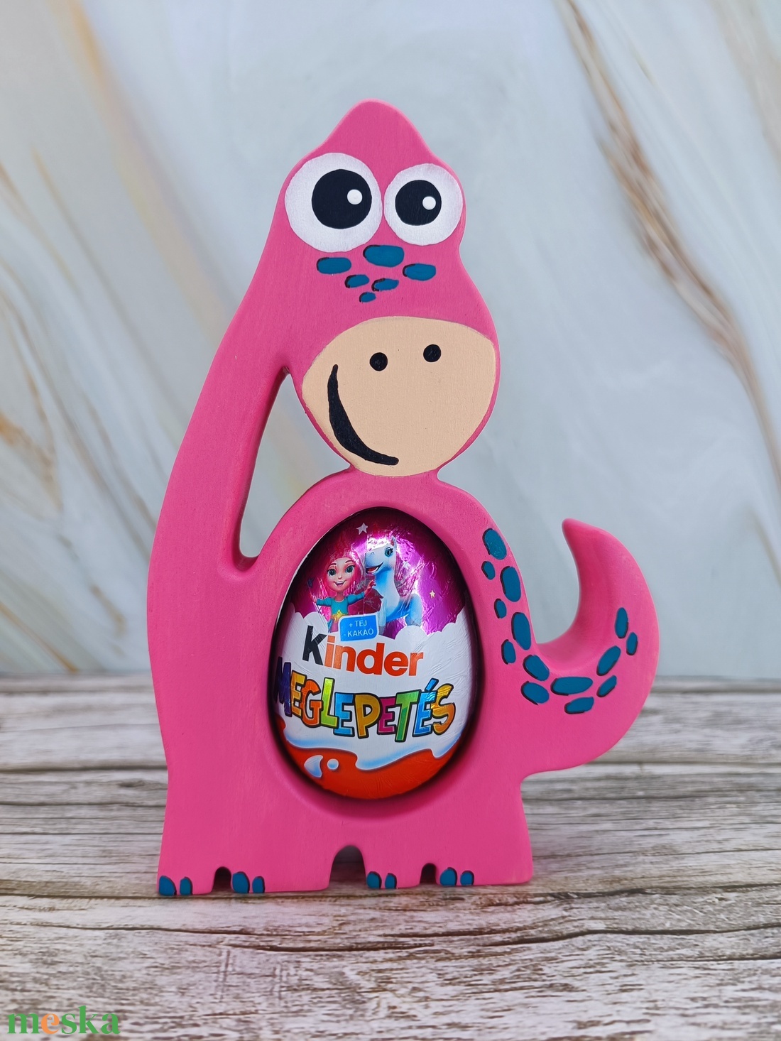 Kézzel festett dínó kindertojás tartó hársfából - ünnepi díszek, dekorációk - húsvéti díszek és dekorációk - húsvéti tojástartó - Meska.hu