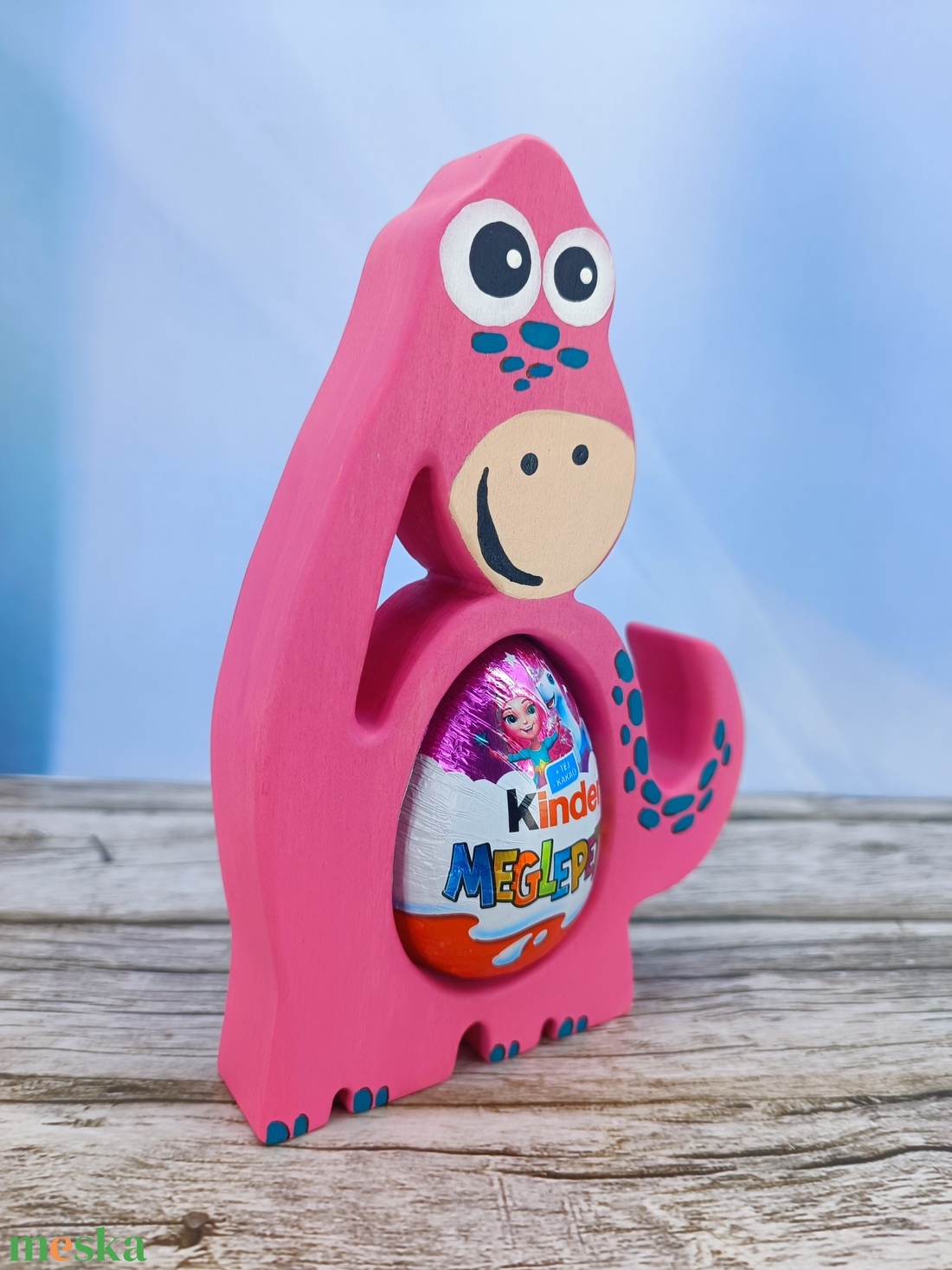 Kézzel festett dínó kindertojás tartó hársfából - ünnepi díszek, dekorációk - húsvéti díszek és dekorációk - húsvéti tojástartó - Meska.hu