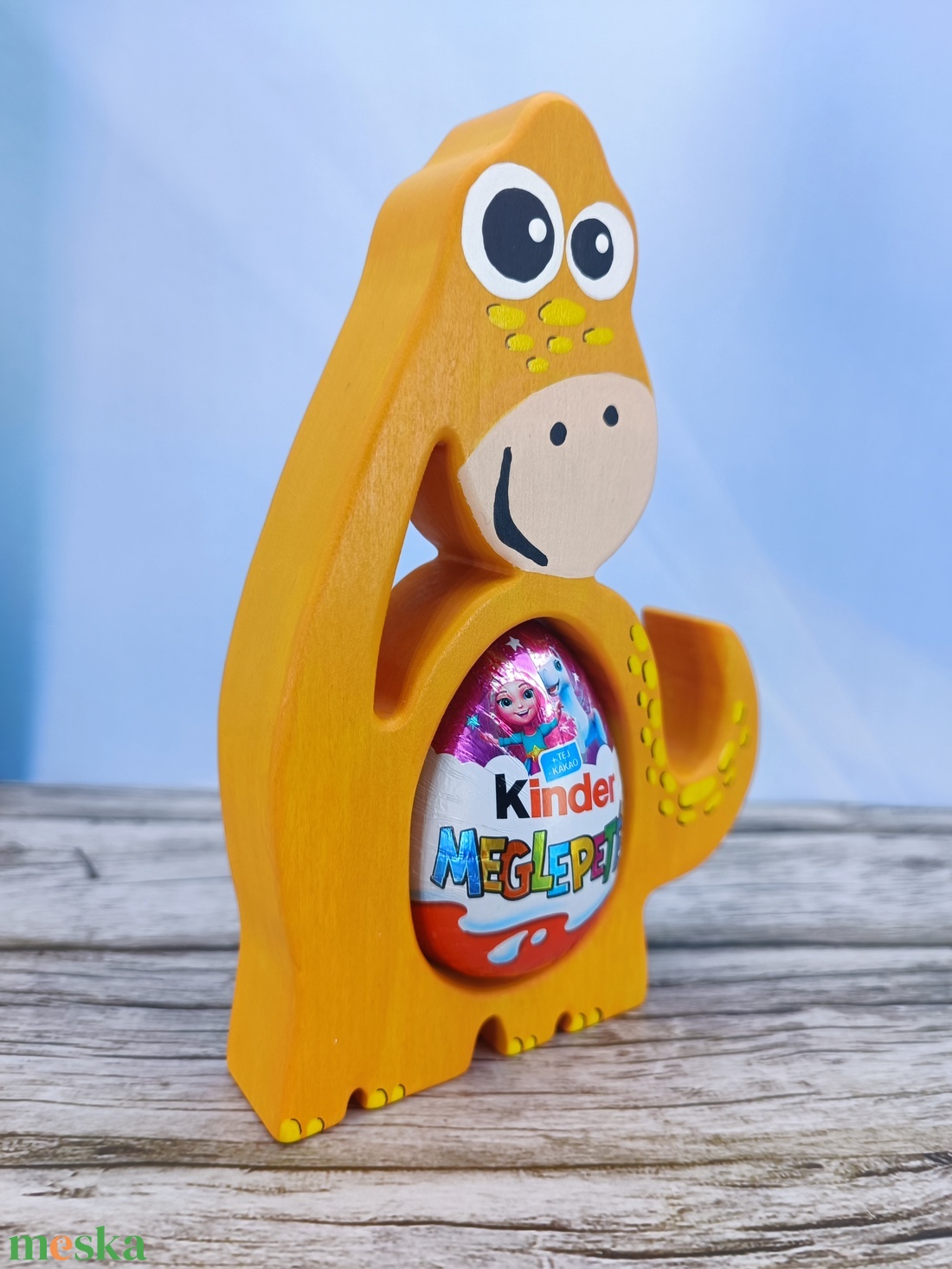 Kézzel festett dínó kindertojás tartó hársfából - ünnepi díszek, dekorációk - húsvéti díszek és dekorációk - húsvéti tojástartó - Meska.hu